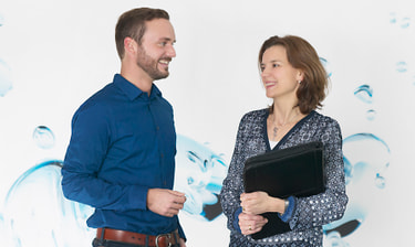Mitarbeitende im Gespräch Deux collaborateurs discutent